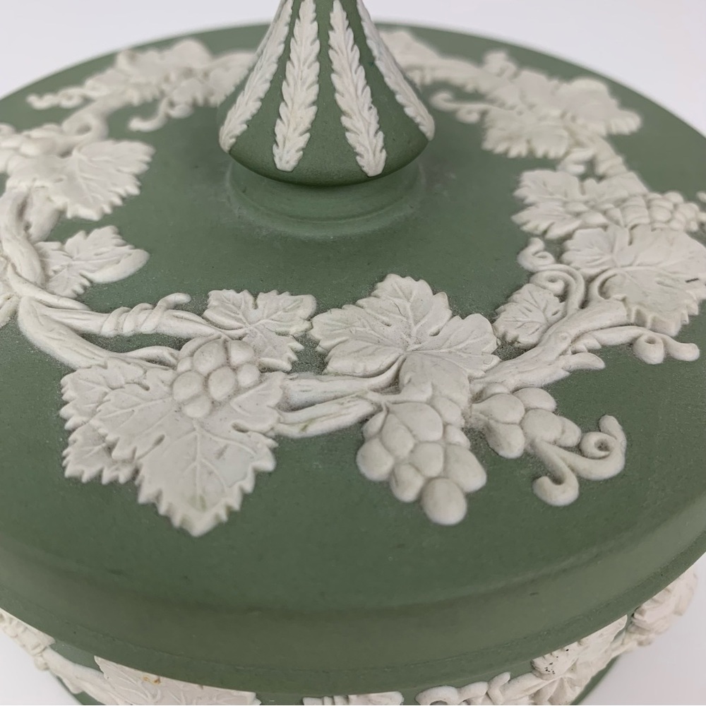 Wedgwood Sage Green Jasperware Lidded Round Box Large 5" Spike Knob Vtg Vines - Picture 5 of 16